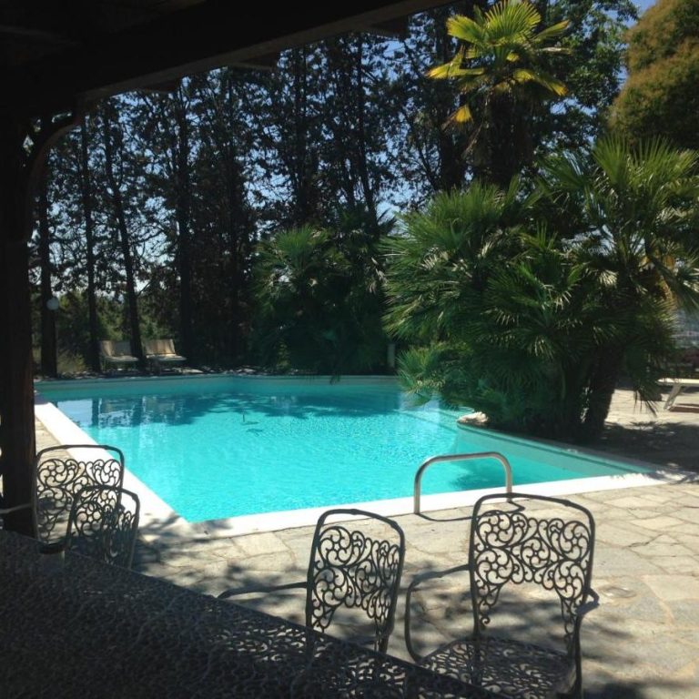 Podere San Lorenzo açık havuzu, pergola ve bahçe, Terranuova Bracciolini Toskana