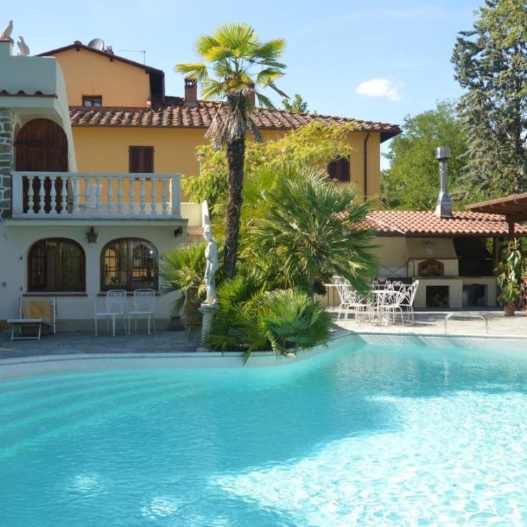 Podere San Lorenzo taş villa ve açık havuz, Valdarno Toskana oteli