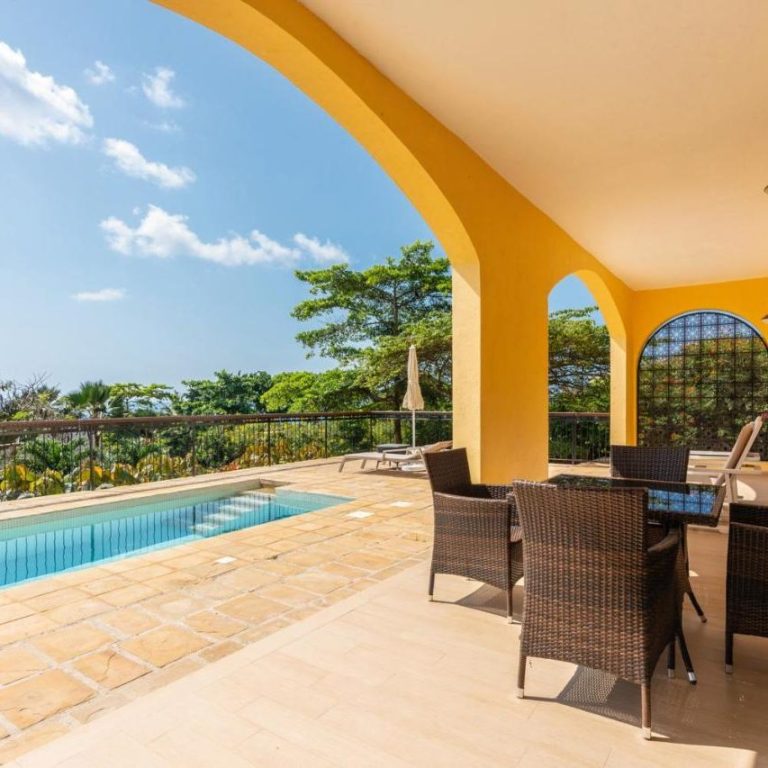 Riu Palace Zanzibar kemerli terası, havuz ve turkuaz Hint Okyanusu, Nungwi oteli