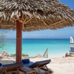 Royal Zanzibar plajında daybed, şezlong ve turkuaz deniz, Nungwi Zanzibar