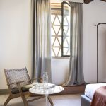 Salvadonica Borgo del Chianti beyaz perdeli oda, doğal ışık ve sade konforlu dekor, Chianti Toskana