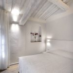 Salvadonica Borgo del Chianti minimal beyaz oda, taş tavan ve sade ahşap mobilya, San Casciano Chianti