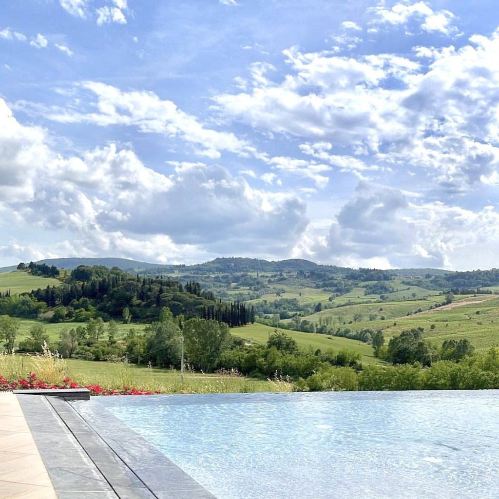 San Gimignano turu sonsuzluk havuzu ve Toskana tepeleri manzarası