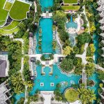 Sofitel Bali Nusa Dua Beach Resort havuzlar ve bahçelerle genel görünümü