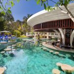 Sofitel Bali Nusa Dua Beach Resort havuz üzerine kurulu kemerli teras mimarisi