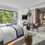 Sofitel Bali Nusa Dua Beach Resort Luxury Room konaklama, premium yatak ve oturma alanı