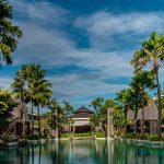 Sofitel Bali Nusa Dua Beach Resort palmiyelerle çevrili açık havuz