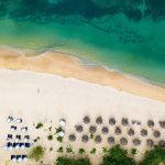 Sofitel Bali Nusa Dua Beach Resort plajı, cabana ve şezlong alanı
