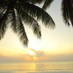 Sultan Sands plajında şezlonglar ve Kiwengwa gün batımı, Zanzibar