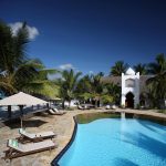 Sultan Sands havuzu, palmiyeler ve güneş terası, Zanzibar oteli