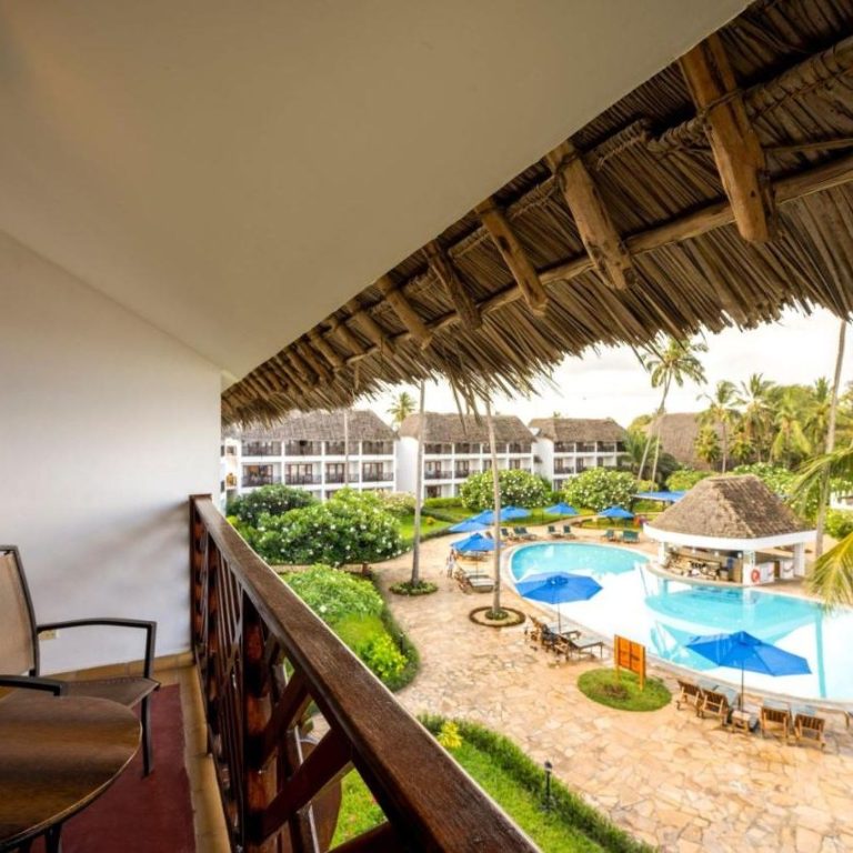Turaco Nungwi şezlonglu açık havuzu, Nungwi Zanzibar oteli