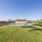 Villa Casaforte taş villa dış görünümü, havuz ve selviler, Valdarno Toskana