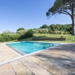 Villa Casaforte havuzu, çam ağacı ve güneşlenme terası, Loro Ciuffenna Toskana