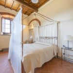 Villa Casaforte yatak odası, ferforje cibinlikli karyola, Valdarno Toskana oteli