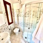 Villetta di Sara rustik banyo, taş ve terakota detaylar, Toskana oteli