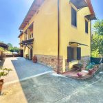 Villetta di Sara restore taş çiftlik evi dış görünümü, Valdarno Toskana