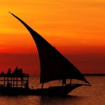 The Z Hotel önünde dhow teknesi ve Nungwi gün batımı, Zanzibar
