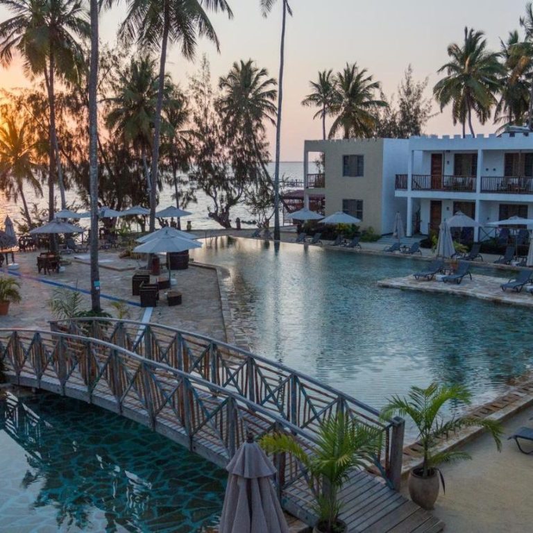 Zanzibar Bay havuzu, havuz barı ve palmiyeler, Uroa oteli