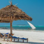 Zanzibar Queen plajında şezlonglar ve şemsiyeler, deniz, Matemwe