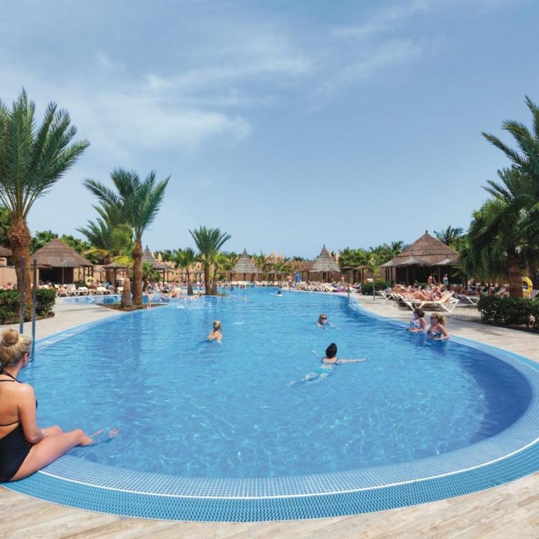 Sal Adası Santa Maria'da palmiyeli otel havuzu, Cape Verde