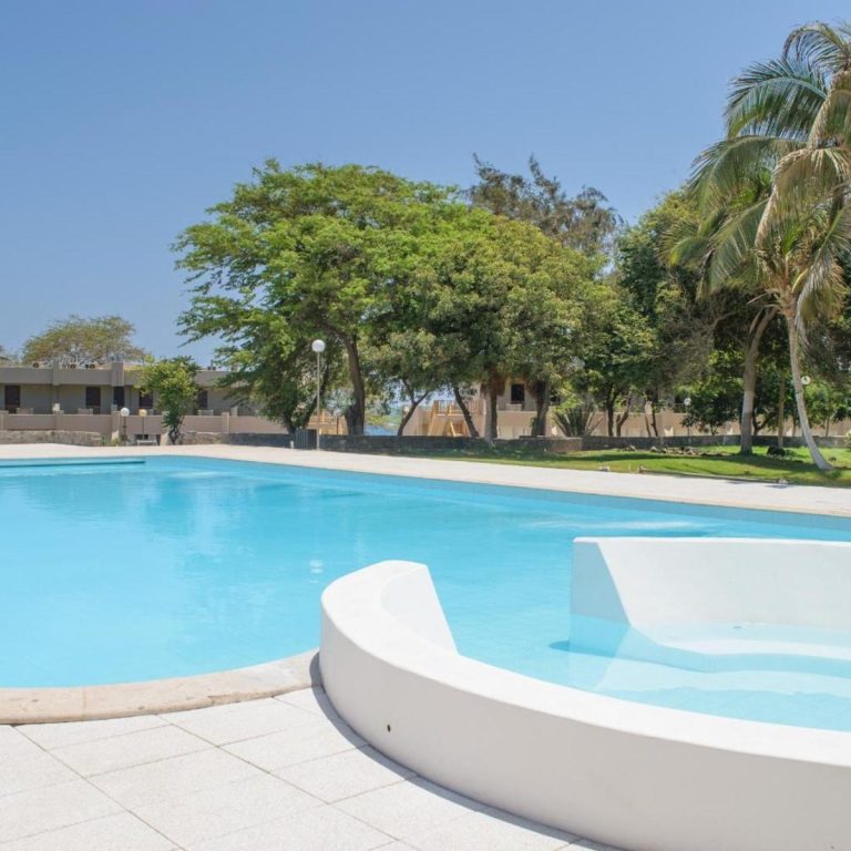Praia'da palmiyelerle çevrili otel havuzu, Cape Verde