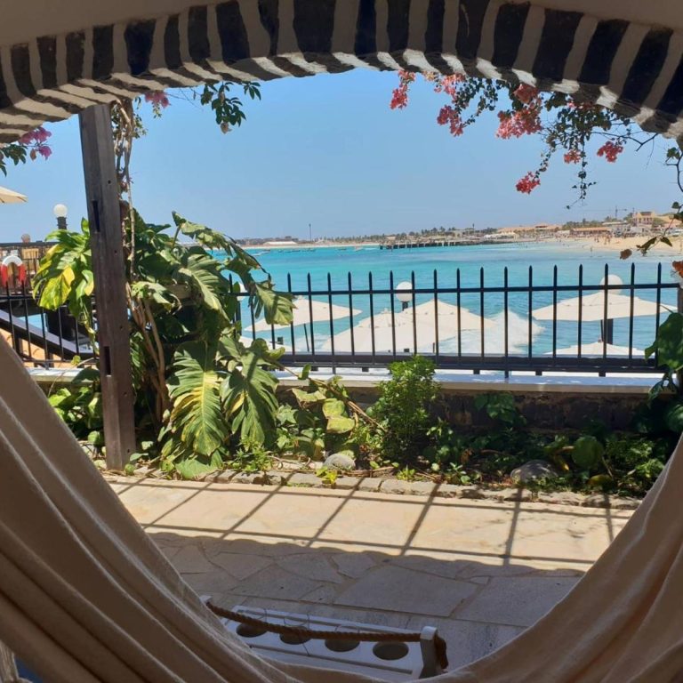 Santa Maria sahilinde hamaktan turkuaz deniz manzarası, Sal Adası
