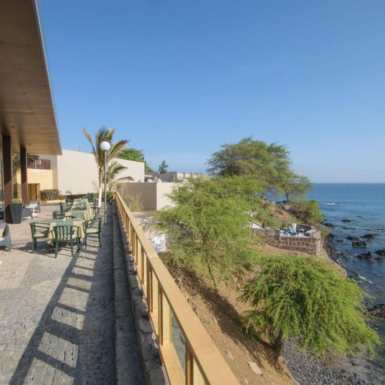 Praia'da Atlantik kıyısına bakan otel terası, Cape Verde