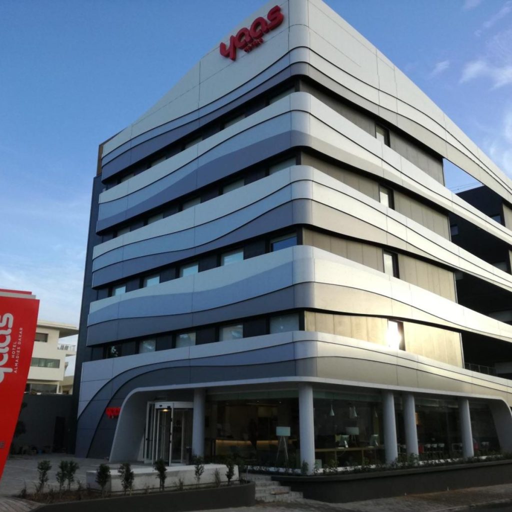 Dakar Almadies bölgesinde modern otel binası, Senegal