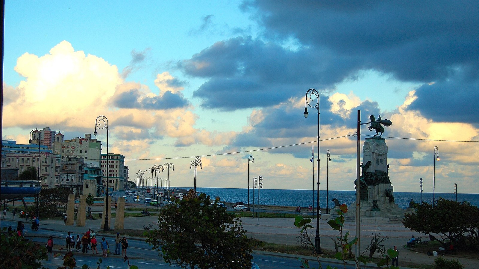 Havana Malecón kıyı yolu ve deniz