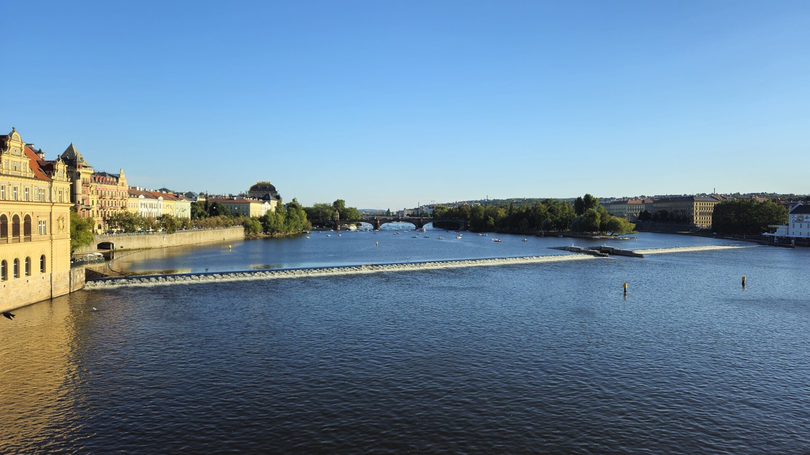 Prag'da Vltava Nehri üzerinde Karlov Köprüsü ve gündüz şehir manzarası