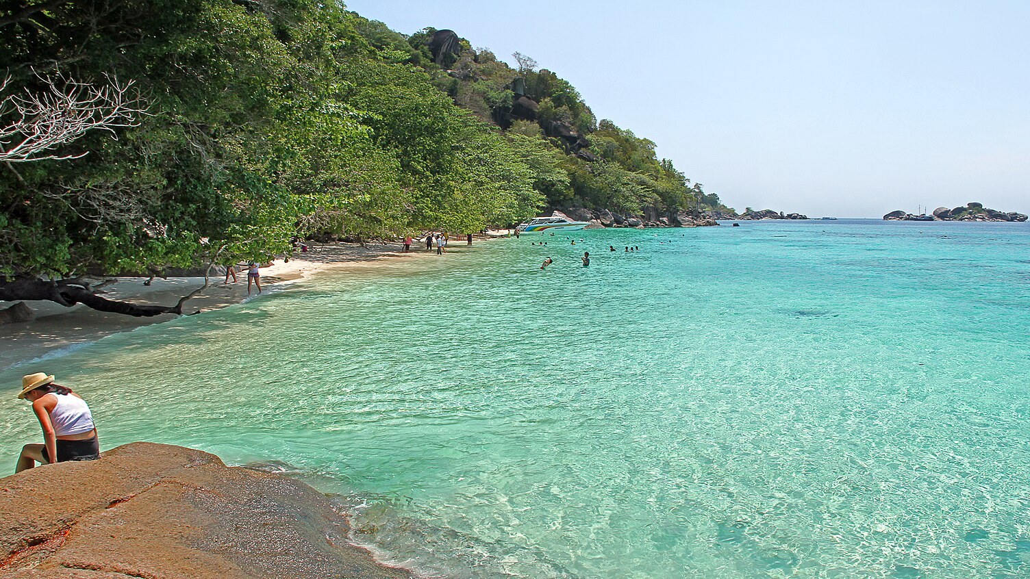 Similan Adaları'nda berrak turkuaz sığlık ve beyaz kumsal