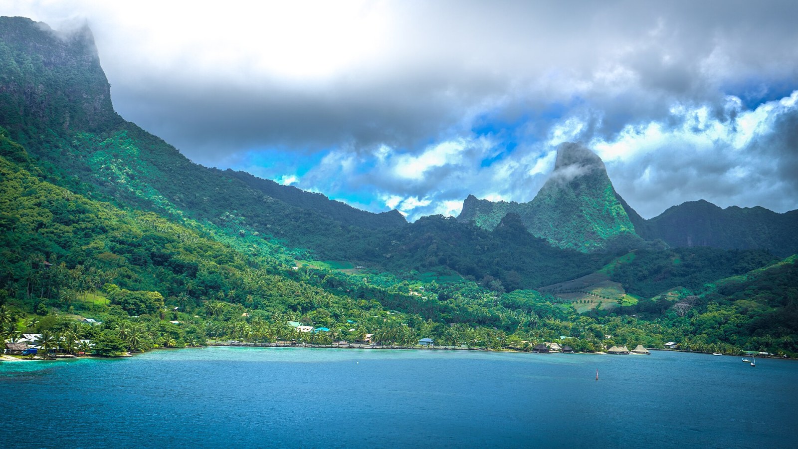 Bora Bora koyu ve Otemanu Dağı