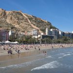 Alicante Postiguet plajı ve Santa Bárbara kalesi