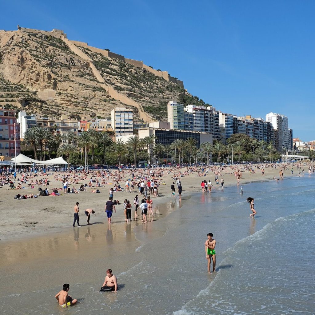 Alicante Postiguet plajı ve Santa Bárbara kalesi