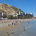 Alicante Postiguet plajı ve Santa Bárbara kalesi