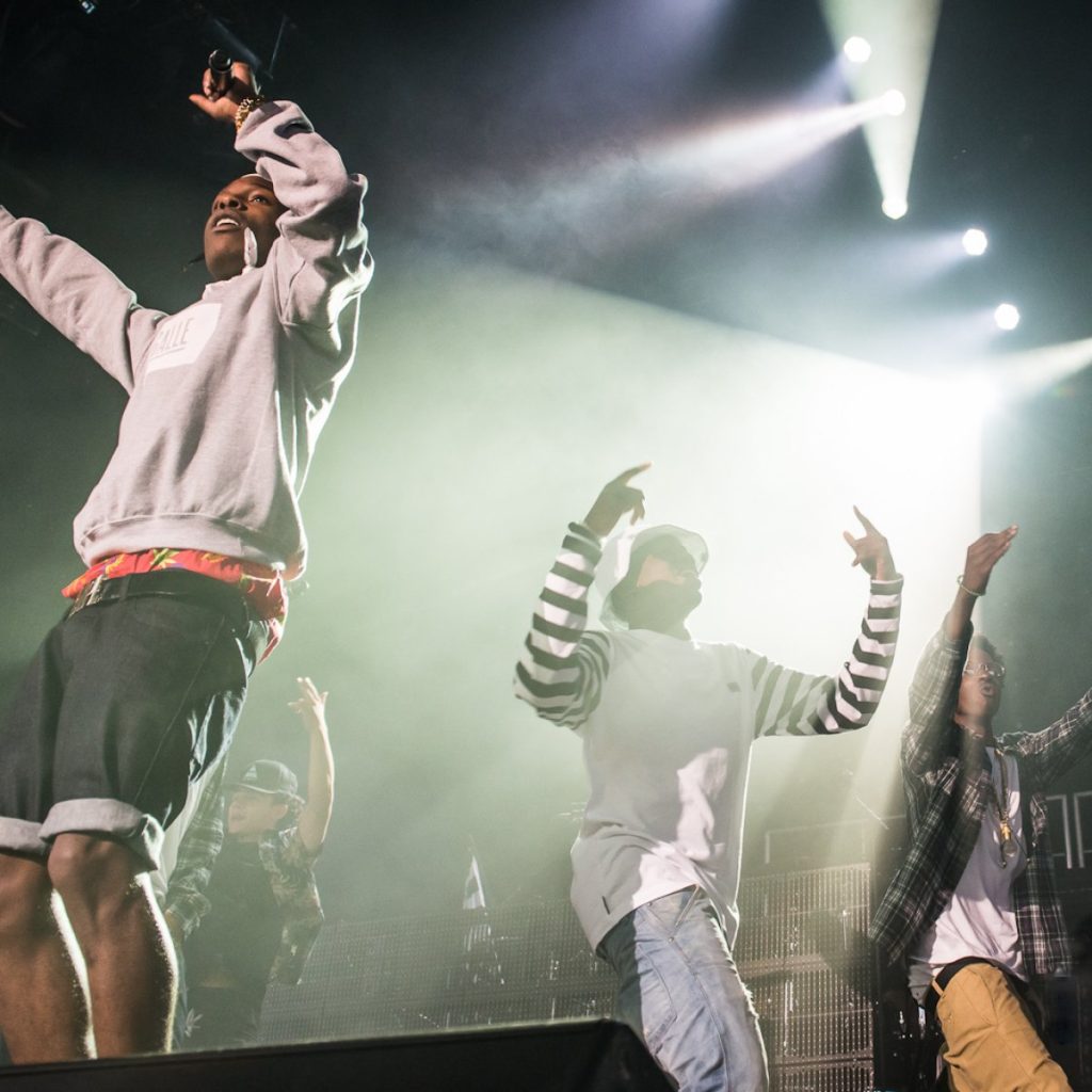 ASAP Rocky sahnede, arkadan aydınlatmalı kare