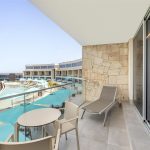 Barceló Praia Cape Verde odasının balkonundan havuz ve kıyı, Praia