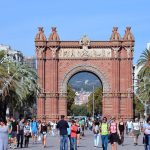 Barcelona Noel turunda Arc de Triomf ve şehir bulvarı manzarası