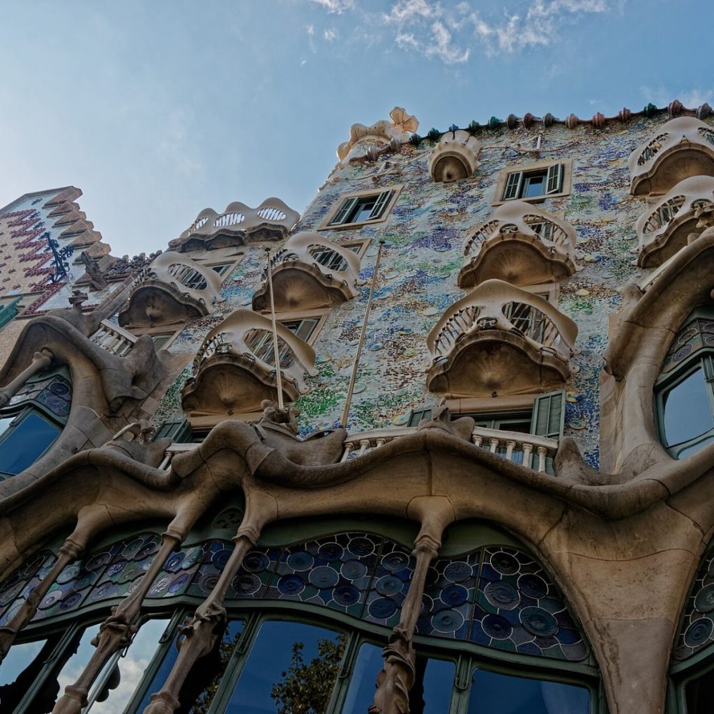 Barcelona turunda Passeig de Gracia üzerindeki Casa Batlló'nun dalgalı Gaudi cephesi