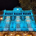 Barcelona Noel turunda La Rambla caddesinin ışıklı akşam manzarası