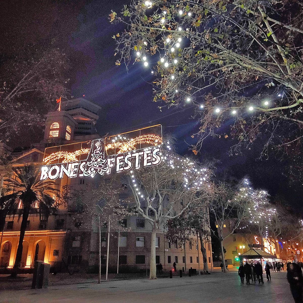 La Rambla Barcelona Barcelona Noel turunda La Rambla caddesinin ışıklı akşam manzarası