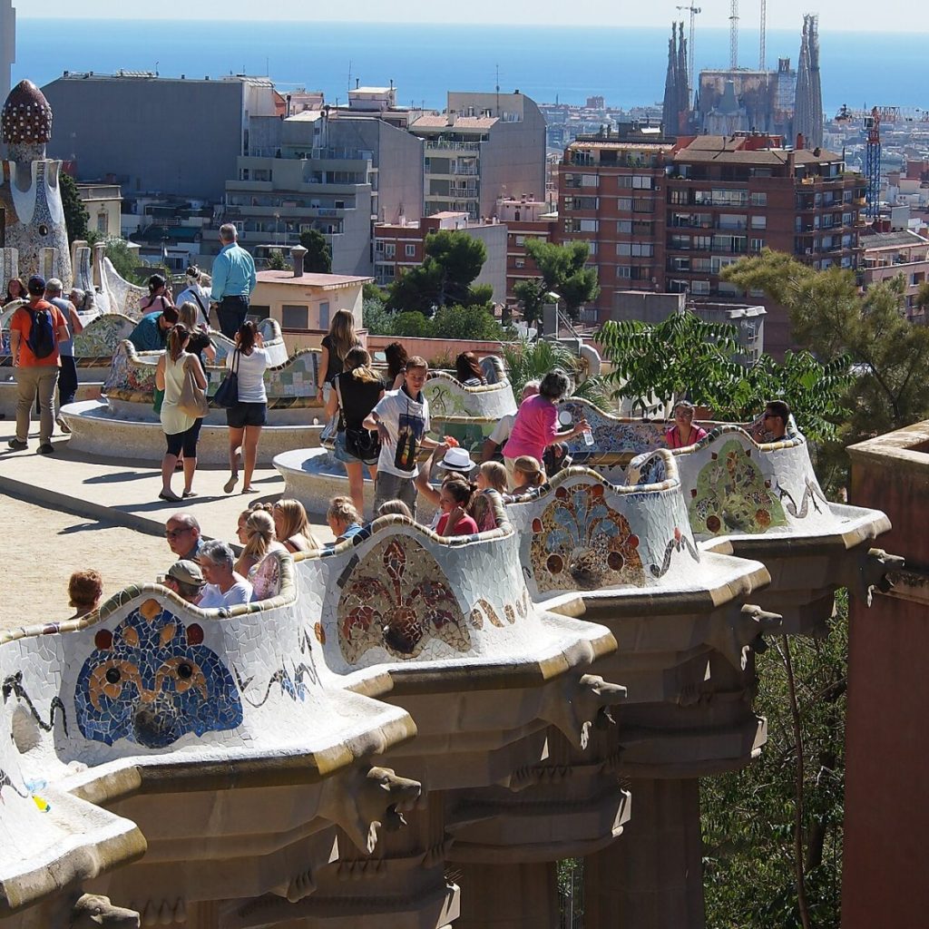 Barcelona balayı turunda Park Güell terası ve mozaik bank