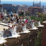 Barcelona balayı turunda Park Güell terası ve mozaik bank