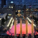 Barcelona maç turunda Plaça d'Espanya meydanı ve Montjuïc tepesine uzanan panorama