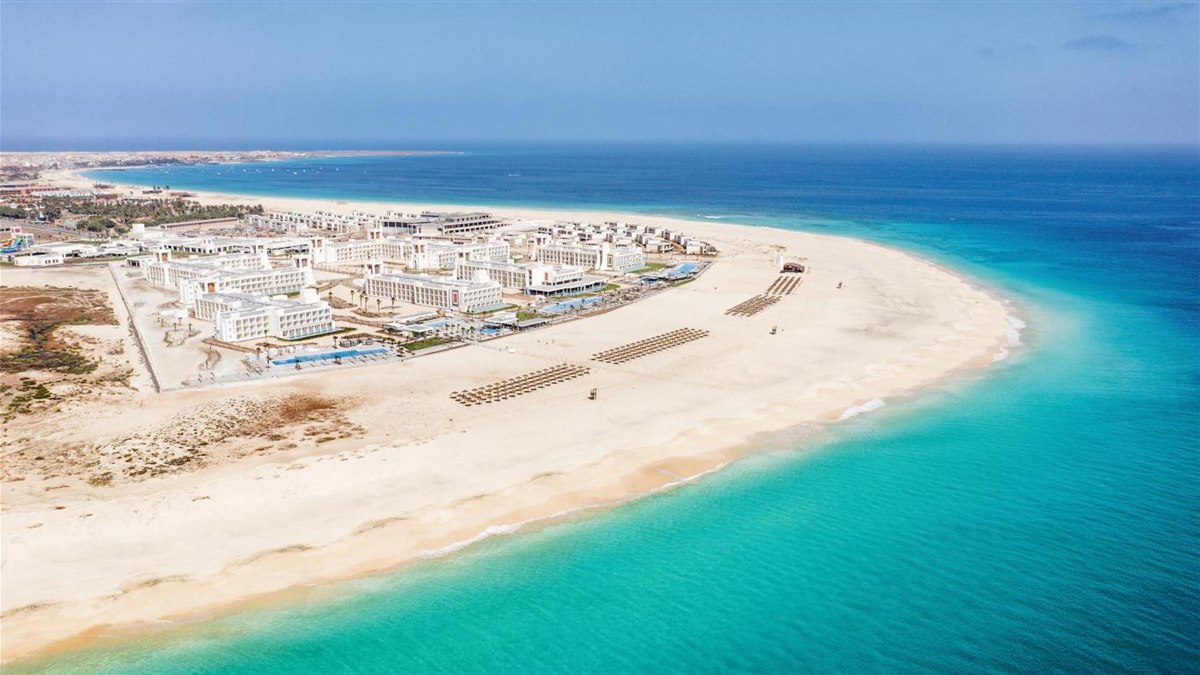 Sal Adası Santa Maria kumsalı ve turkuaz deniz, Cape Verde