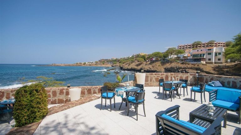 Praia'da kayalık kıyıya bakan otel terası, Santiago Adası Cape Verde