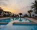 Cape Verde'de palmiyeli otel havuzunda gün batımı