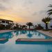 Cape Verde'de palmiyeli otel havuzunda gün batımı