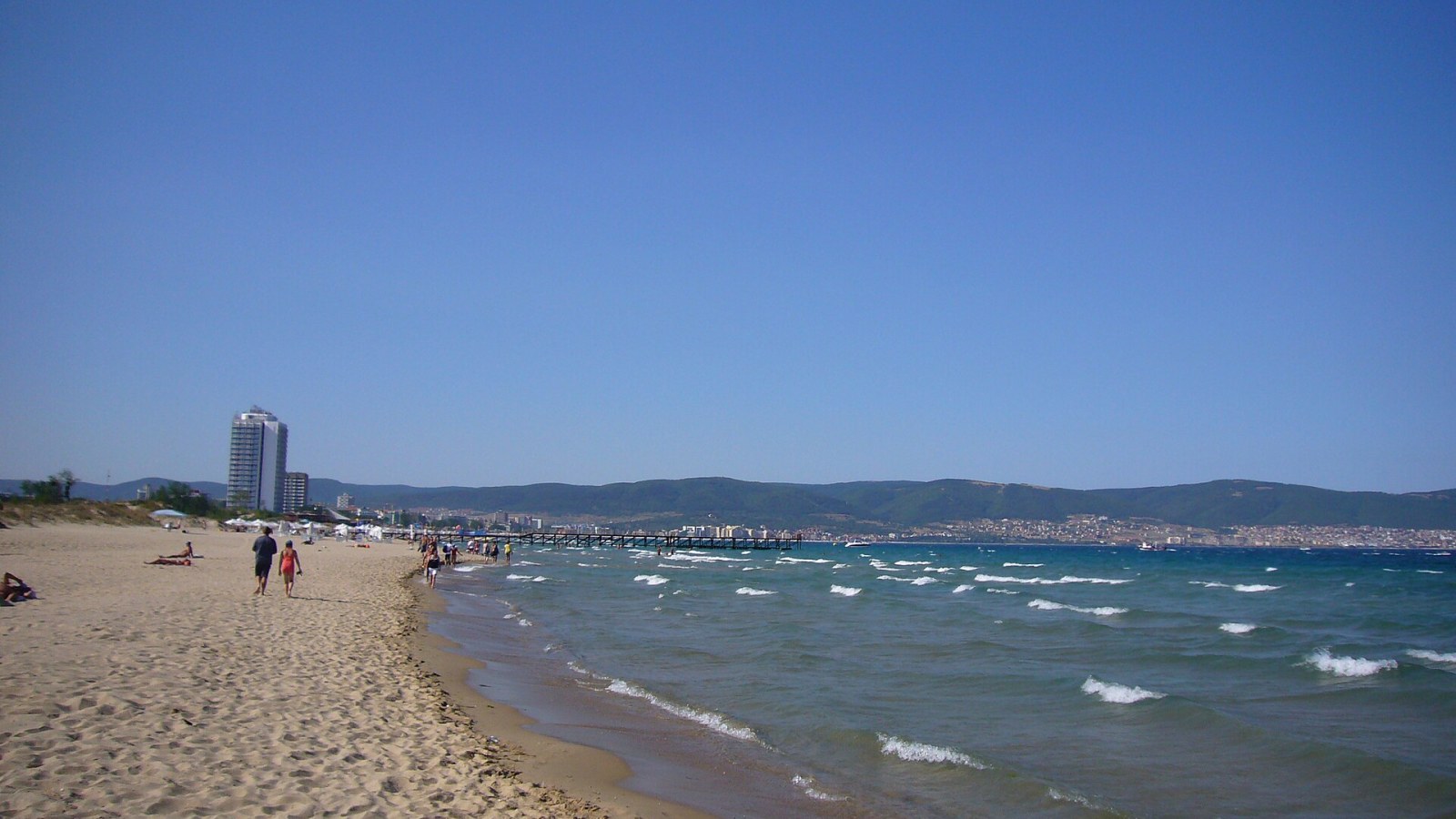 Bulgaristan Karadeniz kıyısında geniş kumsal ve sığ mavi deniz