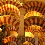 Cordoba Mezquita Katedrali kirmizi beyaz at nali kemerleri, Madrid Endulus hizli tren turu